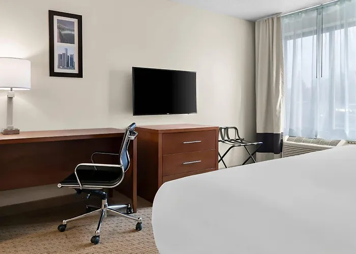 Comfort Inn & Suites Taylor - Detroit